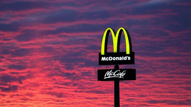 McDonalds Logo vor Abendhimmel