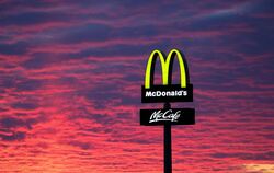 McDonalds Logo vor Abendhimmel