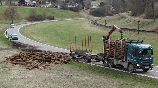 Bei einem Unfall in Offenhausen ist ein Holztransporter umgekippt.