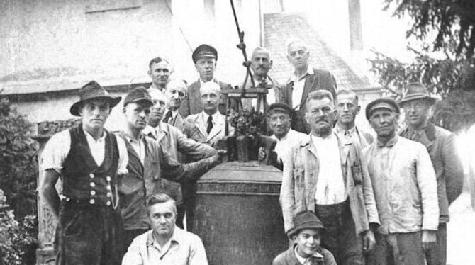 Pliezhäuser Handwerker holen 1947 die defekte Glocke vom Turm. Auch die Nachkriegsgeschichte würde in einer Chronik stehen.