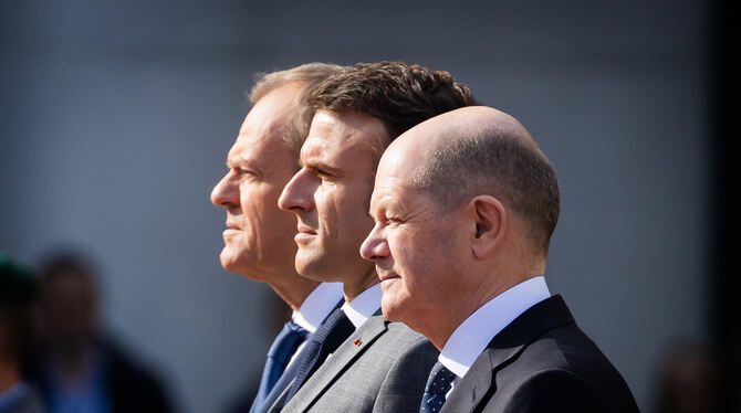 Das Weimarer Dreieck zu Gast in Berlin: Olaf Scholz (von rechts nach links), Emmanuel Macron und Donald Tusk beraten das weitere