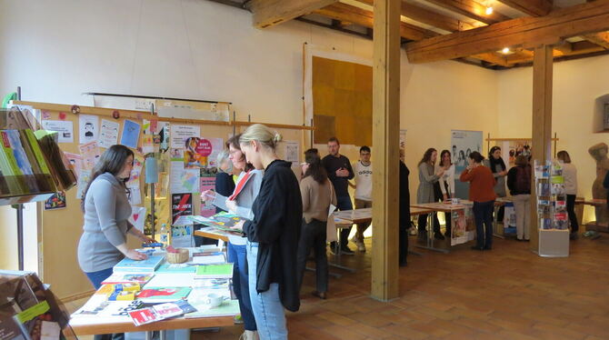 Markt der Möglichkeiten beim Präventionstag in der Münsinger Zehntscheuer. FOTO: PRIVAT Markt der Möglichkeiten beim Präventionstag in der Münsinger Zehntscheuer. FOTO: PRIVAT