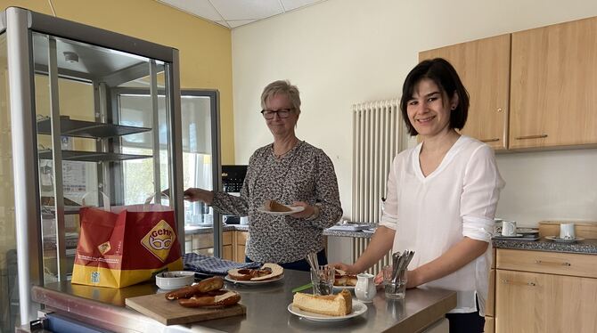 Annedore Beck (links) und Daniela Braun haben alle Hände voll zu tun: Das Kaffee Angebot des Fördervereins im Schwab-Stift  ist