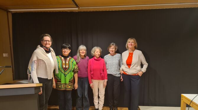 An der Lesung waren beteiligt (von links): Verena Hahn, Sprecherin des Frauenforums Reutlingen, Luba Maier, Christl Ziegler, Do