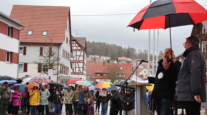 Schwarz-Rot unter sich: Michael Donth (MdB, CDU) hält vor dem Regen schützend den Schirm über Jochen Klass vom SPD-Ortsverein Mü