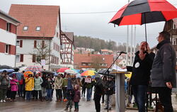 Schwarz-Rot unter sich: Michael Donth (MdB, CDU) hält vor dem Regen schützend den Schirm über Jochen Klass vom SPD-Ortsverein Mü