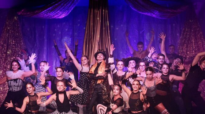 Der Prinzipal umringt von einem spiel- und singfreudigen BZN-Ensemble.