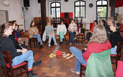 16 bis 50 Jahre alt sind die Teilnehmerinnen und Teilnehmer des Demokratie Workshop im Haus der Jugend.