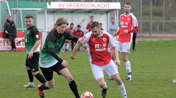 Degerschlachts Torschütze Luka Brendle (rechts) setzt sich gegen Thorben Broghammer durch.