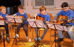 Die Kinder der Gitarrengruppe begleiteten sich selbst mit Gesang.  FOTO: LEIPPERT 