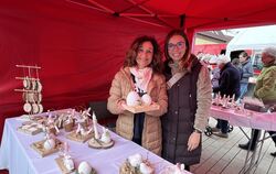 Anja Wandel und ihre Tochter haben zusammen weiße und rosafarbene Ostergestecke kreiert und auf Baumscheiben oder in Holzrahmen 