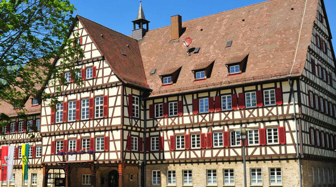 Die Stadt Münsingen, hier das Rathaus, legt einen negativen Haushalt für 2024 vor.