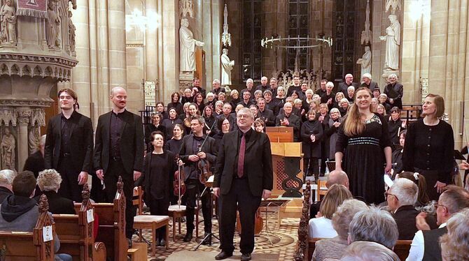 Szene beim Schlussapplaus nach der Aufführung von Bachs »Johannespassion« in der Reutlinger Marienkirche.