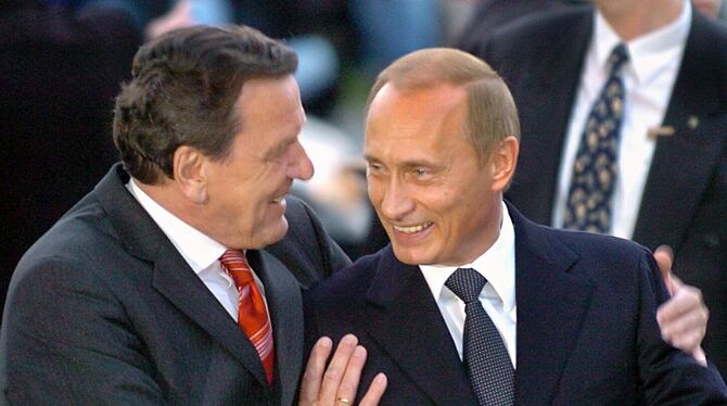 Ziemlich beste Freunde: Gerhard Schröder mit Wladimir Putin im Jahr 2004. Auch heute noch hält der Altkanzler zum Kremlchef.