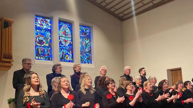 Der Chor Living Voices aus Veringenstadt begeisterte das Publikum in der Trochtelfinger Christuskirche. FOTO: PRIVAT Der Chor Living Voices aus Veringenstadt begeisterte das Publikum in der Trochtelfinger Christuskirche. FOTO: PRIVAT
