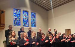 Der Chor Living Voices aus Veringenstadt begeisterte das Publikum in der Trochtelfinger Christuskirche.  FOTO: PRIVAT