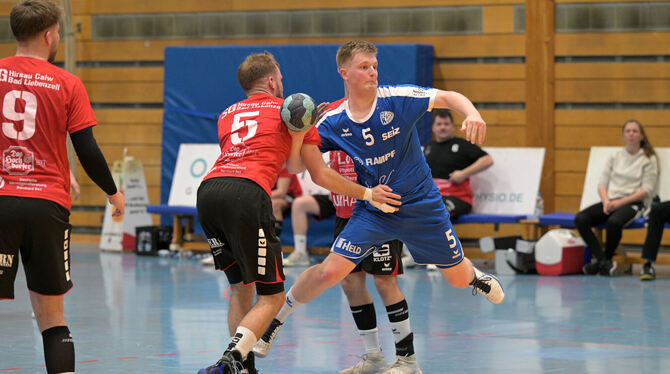 Nicht zu stoppen: der Neuhäuser Mittelmann Fabian Hölz. FOTO: BAUR