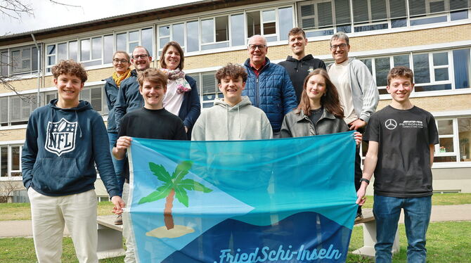 Vertreter der Steuerungsgruppe und des Parlaments der FriedSchi-Inseln: Schüler und Lehrer bereiten das Projekt Schule als Staat