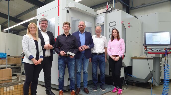 Silke Costanzo (von links), Landrat Ulrich Fiedler, Tim Feucht, Bürgermeister Florian Bauer, Rolf Feucht und Leader-Regionalmana