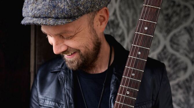 Der Bluesgitarrist Henrik Freischlader kommt am Freitag mit seiner Band ins Sudhaus.