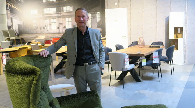 Frank Brosch schließt die Möbelzentrale Ott in Riederich im Juli und verkauft nun noch alle Möbel ab.