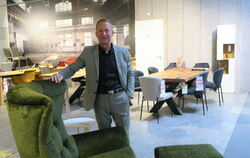 Frank Brosch schließt die Möbelzentrale Ott in Riederich im Juli und verkauft nun noch alle Möbel ab.