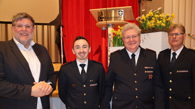 Wechsel an der Spitze des Kreisfeuerwehrverbands Reutlingen: Landrat Dr.Ulrich Fiedler (von links) gratuliert Nikolas Waitzinger