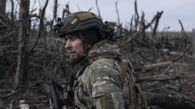 Ein ukrainischer Soldat steht an der Frontlinie in der Nähe von Klischtschiwka, Region Donezk.