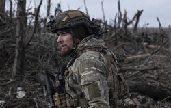  Ein ukrainischer Soldat steht an der Frontlinie in der Nähe von Klischtschiwka, Region Donezk. 