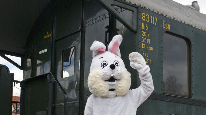Das »Osterhäsle« vor dem Zug im Bahnhof Engstingen.  FOTO: NIEMANN