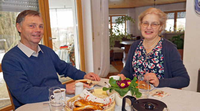 Pfarrhaushälterin Petra Leigers mit ihrem Chef, Pfarrer Karl Josef Enderle, beim gemeinsamen Frühstück.  FOTO: LENK