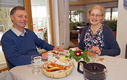 Pfarrhaushälterin Petra Leigers mit ihrem Chef, Pfarrer Karl Josef Enderle, beim gemeinsamen Frühstück.  FOTO: LENK