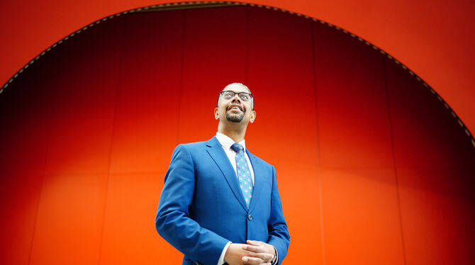 Vaughan Gething lächelt, nachdem er zum neuen Regierungschef von Wales gewählt wurde. Das Ergebnis war zwar knapp, dennoch spre