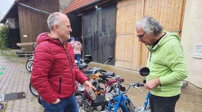 Veit Senner (rechts) zeigt SWR-Moderator Harry Röhrle seine Mofas.