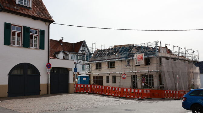 Die ehemalige Bücherstube in der Pfullinger Griesstraße wird gerade abgerissen. Dort soll der Neubau entstehen, den ein Steg im