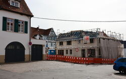 Die ehemalige Bücherstube in der Pfullinger Griesstraße wird gerade abgerissen. Dort soll der Neubau entstehen, den ein Steg im 