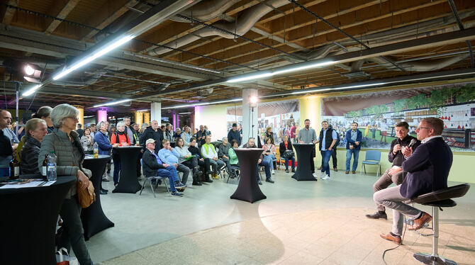 Roland Wintzen (rechts) und Reiner App talkten in der Biosphären-Genuss-Manufaktur locker vom  Hocker über ernste Themen.  Foto: