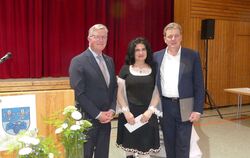 Der Esslinger Landrat Heinz Eininger (links) mit dem neuen Bürgermeister von Kohlberg, Thomas Franz und dessen Ehefrau. FOTO: SA