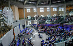 Bundeskanzler Olaf Scholz (SPD) gibt im Bundestag eine Regierungserklärung zum Europäischen Rat ab.  FOTO: NIETFELD/DPA