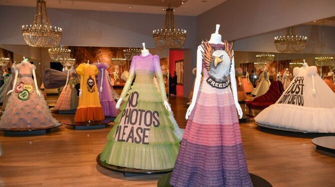 Modekreationen werden zu Plastiken einer Ausstellung: Blick in die Retrospektive von Viktor & Rolf in der Kunsthalle München.