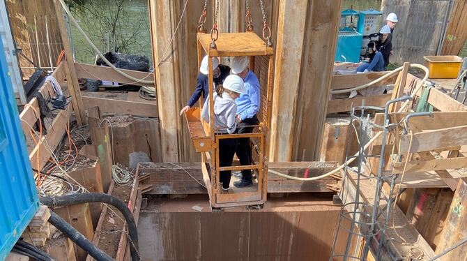 Fernwärme Palmer Ab in die Tiefe: Tübingens OB Boris Palmer wird vorsichtig in die Baugrube des »Neckardükers« transportiert.