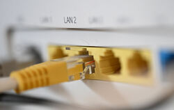 Ein Lan-Kabel in einem Router für privaten Kabelanschluss: Auch Pfullingen will den Bürgern möglichst flächendeckend schnelles I