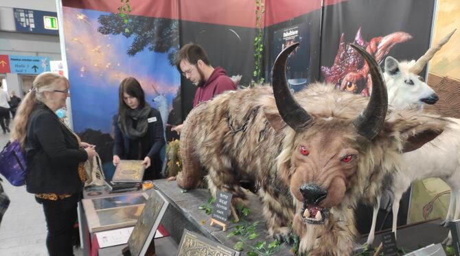 fabelwesen buchmesse leipzig ars edition florian schäfer elif siebenpfeiffer fast verschwundene fabelwesen foto akr Fantasy ist im Trend auf der Buchmesse. Ein paar der Akteure aus dem Band »Fast verschwundene Fabelwesen« von Florian Schäfer un