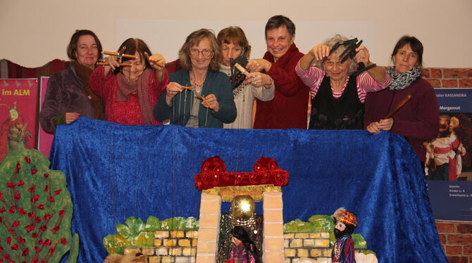 Die Marionettenspieler der Künstlerformation Kassandra.  FOTO: BAUMBUSCH