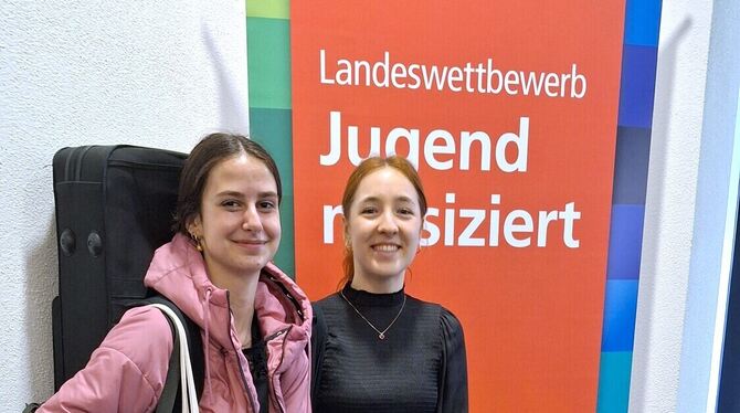 Livia Hartig (links, Posaune) und Hannah Blind (Blockflöte, Klavier).  FOTO: RIEDEL