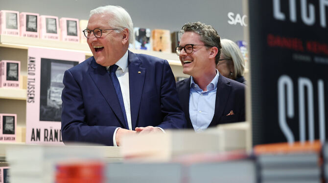 Ein gut gelaunter Bundespräsident (links) auf der Buchmesse. Neben ihm Christian Jünger, Geschäftsführer des Rowohlt-Verlages.
