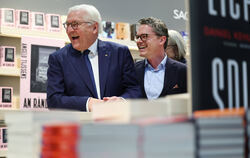 Ein gut gelaunter Bundespräsident (links) auf der Buchmesse. Neben ihm Christian Jünger, Geschäftsführer des Rowohlt-Verlages.  