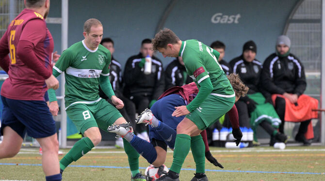 Eningens Lukas Koschmieder (links) und Timo Gutjahr (rechts) nehmen ihren Gegenspieler in die Mangel.  FOTO: BAUR