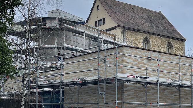 Die Fassade des Kulturhaus-Anbaus greift die Farbigkeit der historischen Klosterkirche in Pfullingen auf.