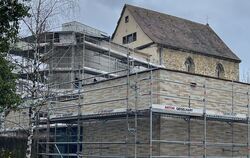 Die Fassade des Kulturhaus-Anbaus greift die Farbigkeit der historischen Klosterkirche in Pfullingen auf.